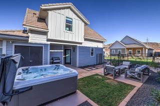 Quaint Desert Cottage, Resort style pool, lazy river and competition mini golf! - 0