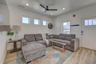 Quaint Desert Cottage, Resort style pool, lazy river and competition mini golf! - 2