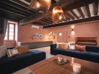 Charme Authentique du XIVe siècle avec WiFi et Parking à Contigny - FR-1-489-621 - 1