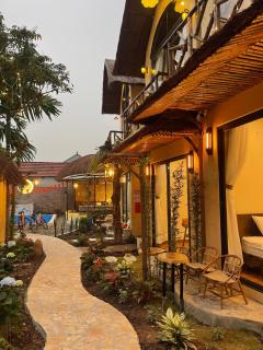 Peaceful - Nature - Green trees - Lake - Beautiful house - 3