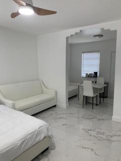 Cozy 1 Bedroom Beach Apartment Walk to Miami Beach - 2