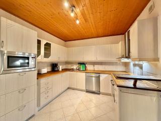 Workers House - 4 BR - 7 Beds - Near Volvo - Desks - 6