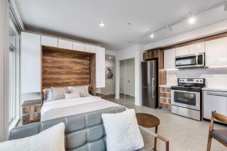 Modern Downtown Studio Bedroom Walk Everywhere - 0