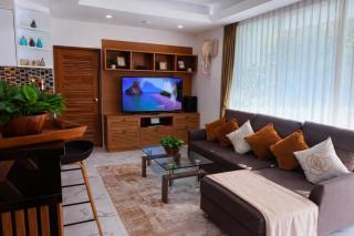 Cozy Retreat Near Beach and Pools - 4