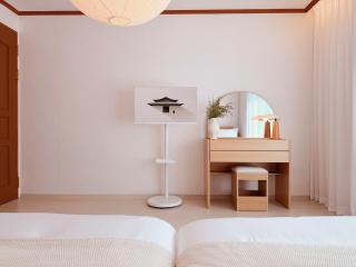 Joseon Calm, 1 min to station Near Hongdae, 3BR, 5Beds, 2Baths - 1