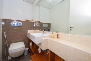 Vibrant Island Apartment - 1