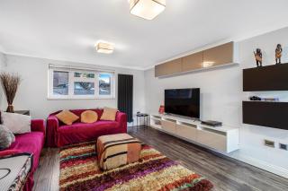 4 BR 6 Beds 3 Bath PS4, Pool Table Parking x4 Close to Legoland & Windsor - 4