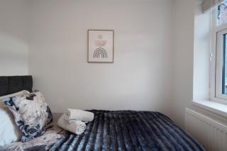 4 BR 6 Beds 3 Bath PS4, Pool Table Parking x4 Close to Legoland & Windsor - 2