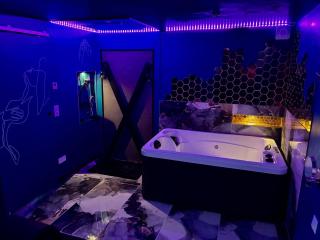 Le Confidentiel -Love Room, marbres, jeux, jacuzzi - 8