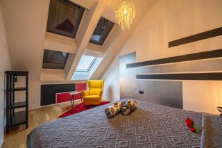 3BR Apartment with Balcony near Naschmarkt City Center - 1