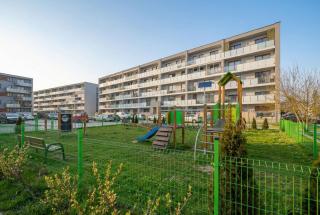 Beige and Green Two Bedroom Apartment in Poznań with Parking and Bathtub by Noclegi Renters - 6