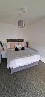 Modern High-Rise 1BR, Panoramic City Views - 8