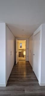 Modern High-Rise 1BR, Panoramic City Views - 7