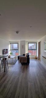 Modern High-Rise 1BR, Panoramic City Views - 3