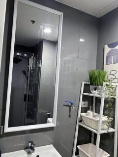 Modern 1BR Condo in Makati Netflix WiFi - Manila - 3