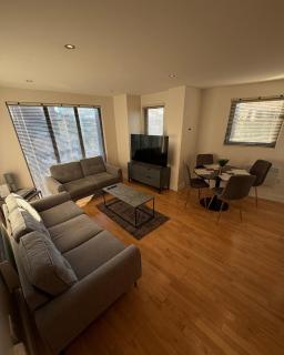 2-Bed City View with Balcony Liverpool by StaySavvy Accommodation - 9