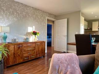 The Orchid-Central Beeston-Private Apartment-SmartTV-Free Wi-Fi-Tram-Parking - Nottingham - 2