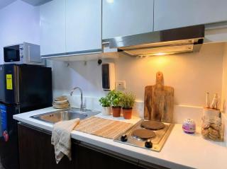 Air Residences 49F City View, Wifi & Netflix - 4