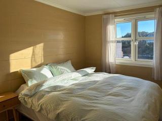 Seafront House From 1952 With Views In Veivåg - 1