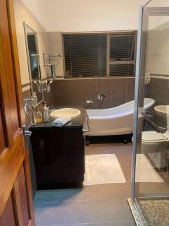 Woodlands Hills Estate Home Stay - 4