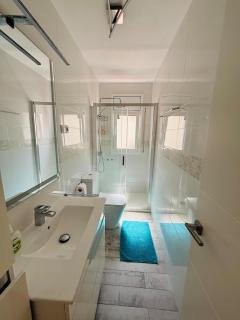 Sea View - Parking - 65 inch TV - 2 min to beach - 6