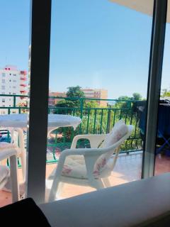 Sea View - Parking - 65 inch TV - 2 min to beach - 3