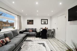 Belvedere 4 Bedroom Home Private Parking x2 Close to Station I Work Station - 0