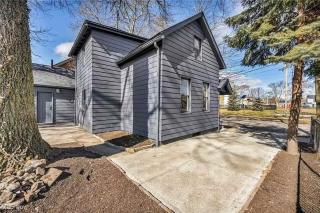 Spacious 3BR PetFriendly Retreat Near DT Cleveland - 9