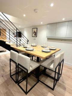 The Mitre, Cheltenham, Stylish, Sleeps 8, Parking, Central - 0