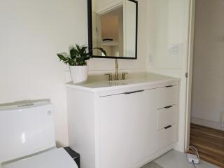 Private room in Chic Main St suite - 2