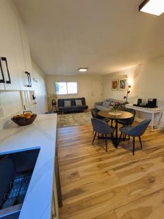 Private room in Chic Main St suite - 7