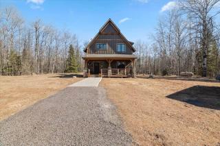 Luxury Lodge on 40 Private Acres • HUMM Sauna • Party Barn • - 2