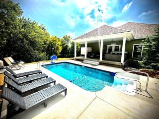 Bourbon Trail Pool & Hot-Tub FUN-ZONE! Game Room! Pool Table! Golden Tee! Ping Pong! Luxurious and Spacious Master Bedroom! Fishing Offsite! - 8