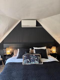 Chambre avec jacuzzi ou Chalets dans les bois - 1