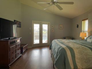 Relax with nature in our Waterfront 4 bedroom -HEATED POOL HOME-KING BED - 1