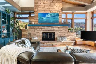 Hilltop Designer Villa, 3 Acres, Forever Views - 6