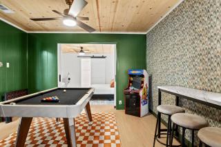 Hot Tub, Lake Views, Game Room, Kayaks, Cozy Vibes - 7