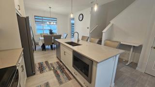 3 Bedroom Modern Luxury House - Family Friendly, 3 Queen Beds, Free Wi-Fi, and Free Parking - 1