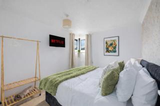 Stylish Duplex Apartment - Close to City Centre - Free Parking, Balcony, Self-Check-In, Fast WiFi and Smart TVs by Yoko Property - Milton Keynes - 5