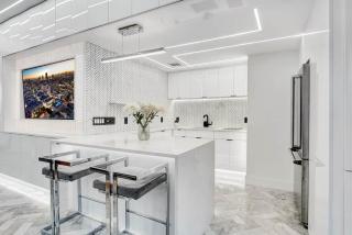 Versace Mansion Neighbor (Floor 1) Sleeps 9 - 1