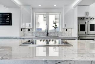 Versace Mansion Neighbor (Floor 1,2,3) Sleeps 21 - 4