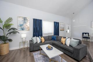 Huge Loft Style 3BR - KING Bed, Pool, WiFi, Washer & Dryer, AC, Free Parking -- IDEAL FOR Medical, Business, Groups, Relocation - near Moffitt Cancer Center and Raymond James Stadium -- Centrally Located - 9