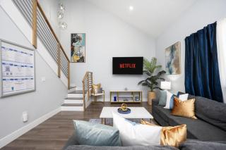 Huge Loft Style 3BR - KING Bed, Pool, WiFi, Washer & Dryer, AC, Free Parking -- IDEAL FOR Medical, Business, Groups, Relocation - near Moffitt Cancer Center and Raymond James Stadium -- Centrally Located - 8