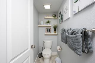 Huge Loft Style 3BR - KING Bed, Pool, WiFi, Washer & Dryer, AC, Free Parking -- IDEAL FOR Medical, Business, Groups, Relocation - near Moffitt Cancer Center and Raymond James Stadium -- Centrally Located - 1