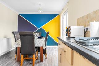 TOWNHOUSE with POKER TABLE - Invoice and REDUCED PRICES only via SUNRISE SHORT LETS DUNDEE, Spacious Rooms with TVs, Central, ONLY 5 Mins to STANNERGATE PORTS - OVER 20 Locations in Dundee - 2