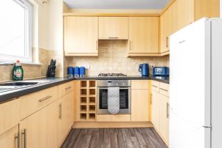 TOWNHOUSE with POKER TABLE - Invoice and REDUCED PRICES only via SUNRISE SHORT LETS DUNDEE, Spacious Rooms with TVs, Central, ONLY 5 Mins to STANNERGATE PORTS - OVER 20 Locations in Dundee - 3