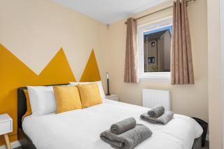 TOWNHOUSE with POKER TABLE - Invoice and REDUCED PRICES only via SUNRISE SHORT LETS DUNDEE, Spacious Rooms with TVs, Central, ONLY 5 Mins to STANNERGATE PORTS - OVER 20 Locations in Dundee - 3