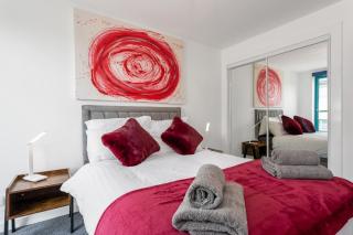 PENTHOUSE - Invoice and REDUCED PRICES only via SUNRISE SHORT LETS DUNDEE, Spacious, Stunning Views, Foosball Table, Central, River Front, V&A, Train Station, City Centre, Lift Access, Free Parking & WiFi and ONLY 3 Mins to STANNERGATE Ports - 6