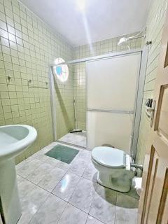 Casa Temporada Ubatuba perto da praia, check-in e out flexíveis com 5 vagas na garagem, wifi, churrasqueira - 1