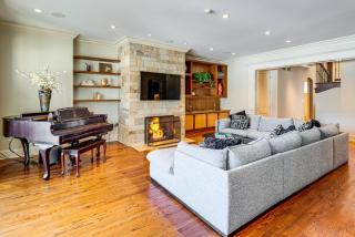 1 Mi to Metra Estate with Theater, Game Room and More - 8